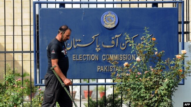 الیکشن کمیشن آف پاکستان کا عملہ سینیٹ الیکشن کا انعقاد کراتا ہے۔