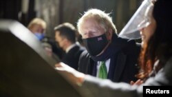 El primer ministro británico, Boris Johnson, durante una visita a la Catedran de Santa Sofía en Kiev, Ucrania, el 1 de febrero de 2022.