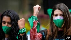 Activistas por el derecho al aborto protestan frente a la Corte Constitucional, donde los jueces revisan una demanda que busca despenalizar el aborto en Bogotá, Colombia, el jueves 20 de enero de 2022.