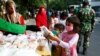 Anak-anak mengenakan masker menerima bantuan makanan gratis di tengah pandemi virus corona (Covid-19) di Jakarta, 14 Mei 2020. (Foto: Reuters)