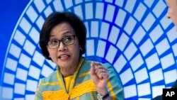 Menteri Keuangan Indonesia Sri Mulyani berbicara pada debat seputar ekonomi global pada acara pertemuan tahunan World Bank/IMF di Washington, Kamis, 12 Oktober 2017.