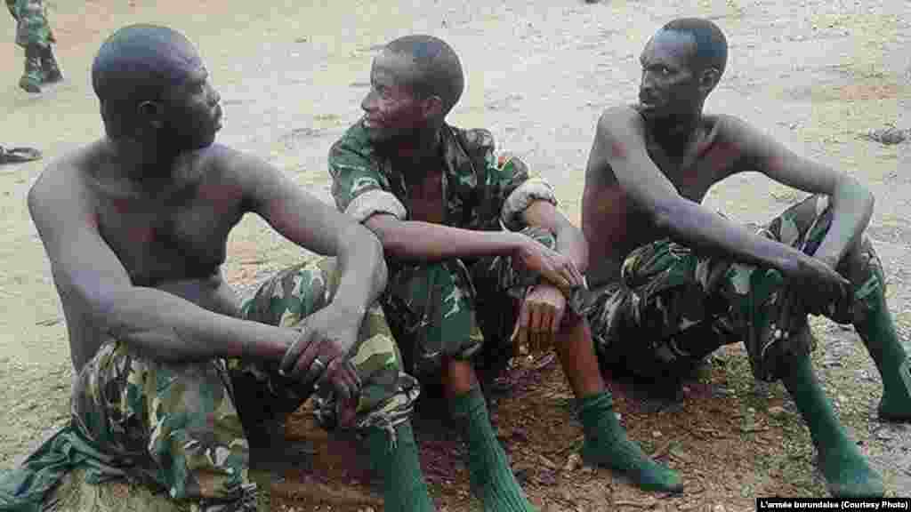 Trois militaires accusés de complicité avec les insurgés à Bujumbura, Burundi, 11 décembre 2015. Photo/Armée burundaise