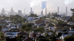 Asap mengepul dari cerobong asap di pabrik baja Port Kembla, selatan Sydney, 2 Juli 2014.