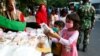 Anak-anak mengenakan masker menerima bantuan makanan gratis di tengah pandemi virus corona (Covid-19) di Jakarta, 14 Mei 2020. (Foto: Reuters)