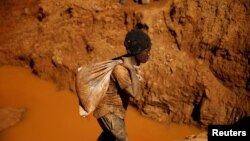 Artisanal gold miners work at an open mine in Mazowe, Zimbabwe, April 5, 2018. 