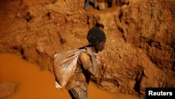 Artisanal gold miners work at an open mine in Mazowe, Zimbabwe, April 5, 2018. 