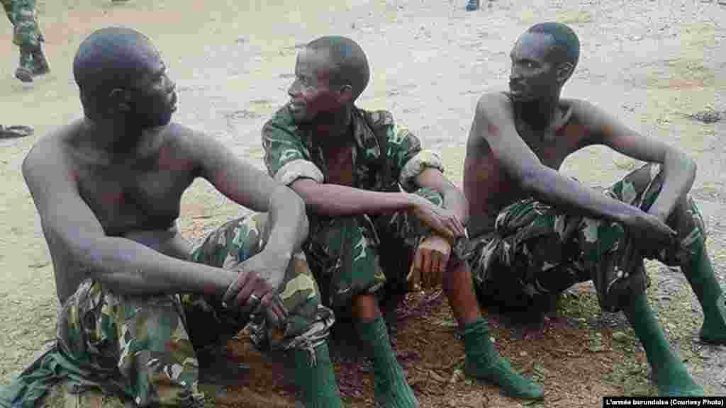 Trois militaires accusés de complicité avec les insurgés à Bujumbura, Burundi, 11 décembre 2015. Photo/Armée burundaise