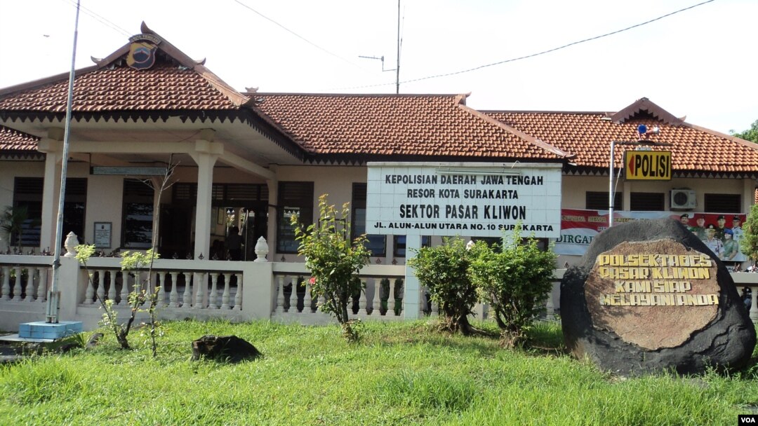 Kantor polisi kecamatan Pasar Kliwon di Solo, Jawa Tengah, tempat ditemukannya bom rakitan pada Selasa (20/11). (VOA/Yudha Satriawan)