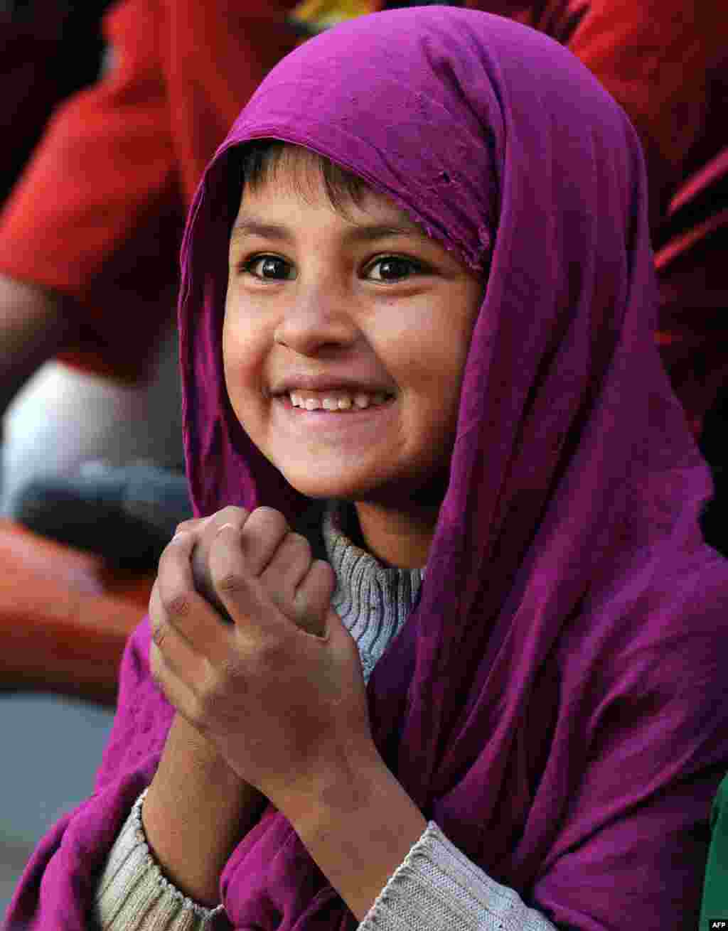 Một đứa trẻ Afghanistan thích thú xem Ðoàn Xiếc Mini Lưu động cho Trẻ em (MMCC) biểu diễn ở Kabul.
