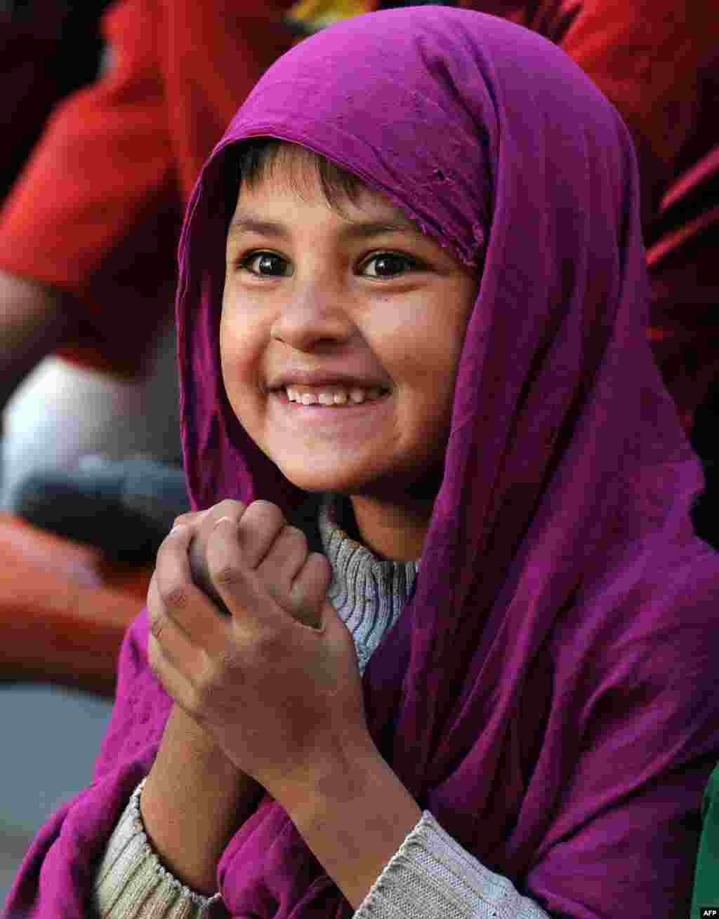 Seorang bocah Afghanistan tampak gembira melihat penampilan pemain dari Sirkus Mini Keliling untuk Anak-anak dalam sebuah pertunjukan sirkus di Kabul.