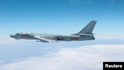 2013年10月27日，中國一架海軍戰機在日本南部沖繩島附近的上空飛行。