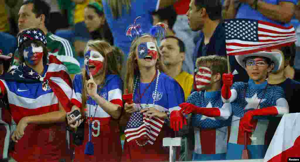 اسٹیڈیم میں امریکی شائقین فٹبال اپنی ٹیم کا متواتر حوصلہ بڑھاتے رہے۔