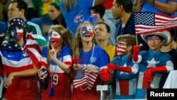 Para penggemar tim AS saat menunggu pertandingan antara Amerika dan Ghana di stadion Dunas, Natal di Brazil (16/6). (Reuters/Brian Snyder)