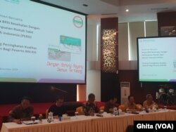 Direksi BPJS Kesehatan dan Ketua Umum PERSi dalam konferensi Pers di Kantor BPJS Kesehatan, Jakarta, Selasa, 19 November 2019. (Foto: VOA/Ghita)