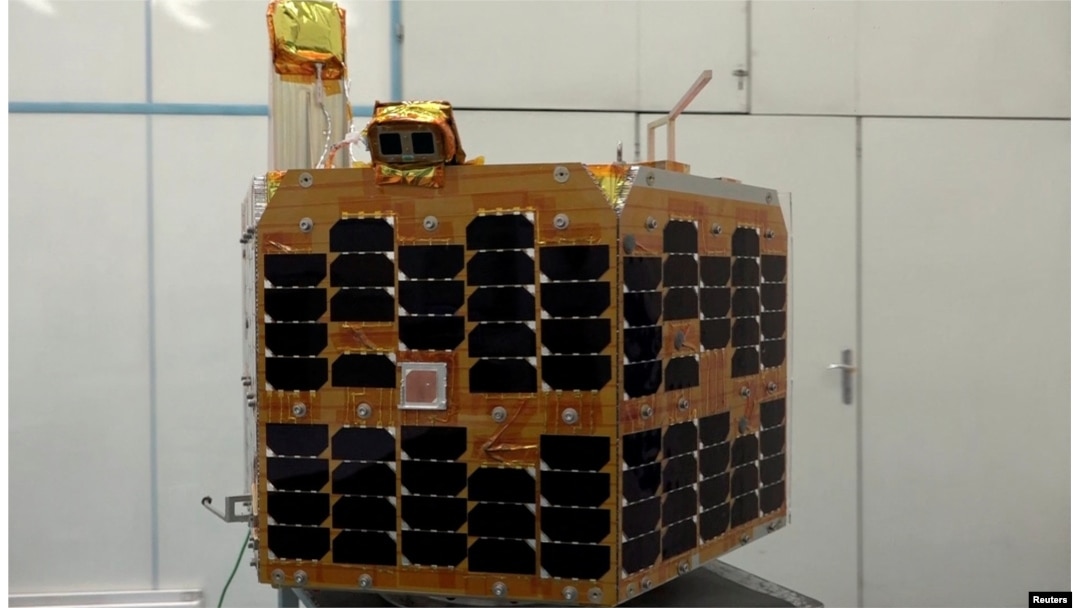 Satelit "Chamran-1" terlihat di lokasi yang tidak diungkapkan di Iran, 14 September 2024.