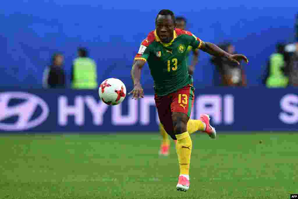 L&#39;attaquant camerounais Christian Bassogog lors d&#39;un match de football entre le Cameroun et l&#39;Australie au Stade de Saint-Pétersbourg le 22 juin 2017.