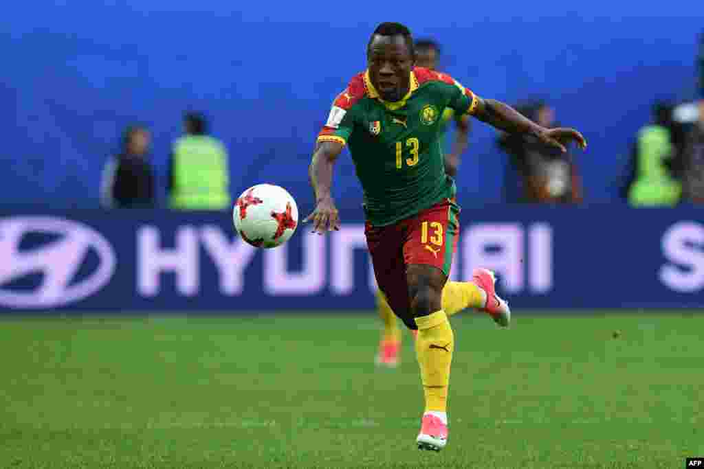 L'attaquant camerounais Christian Bassogog lors d'un match de football entre le Cameroun et l'Australie au Stade de Saint-Pétersbourg le 22 juin 2017.