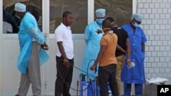 接收懷疑是伊波拉病毒患者的幾內亞醫院的急症室人員