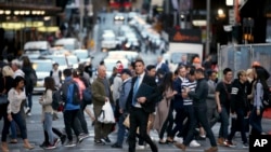 Ljudi se kreću gradom dok se radni dan bliži kraju u Sidneju. 6. septembar 2017. (Foto: AP/Rick Rycroft)