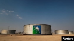 Tangki minyak bermerek di fasilitas minyak Saudi Aramco di Abqaiq, Arab Saudi, 12 Oktober 2019. (Foto: REUTERS/Maxim Shemetov)