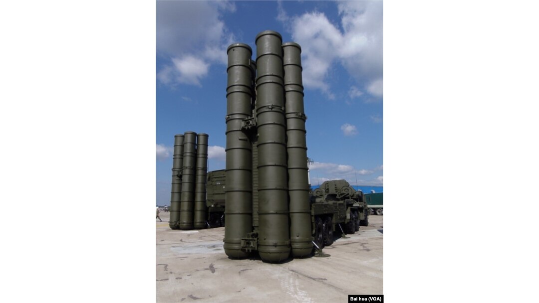 2014俄罗斯国防武器出口展上的S-400防空导弹。中国也在同俄罗斯讨论购买这种导弹。(美国之音白桦拍摄)