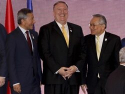 U.S. Secretary of State Mike Pompeo, center, stands between Singapore's Foreign Minister Vivian Balakrishnan, left, and Thailand's Foreign Minister Don Pramudwinai at the East Asia Summit Foreign Ministers' Meeting in Bangkok, Aug. 2, 2019.