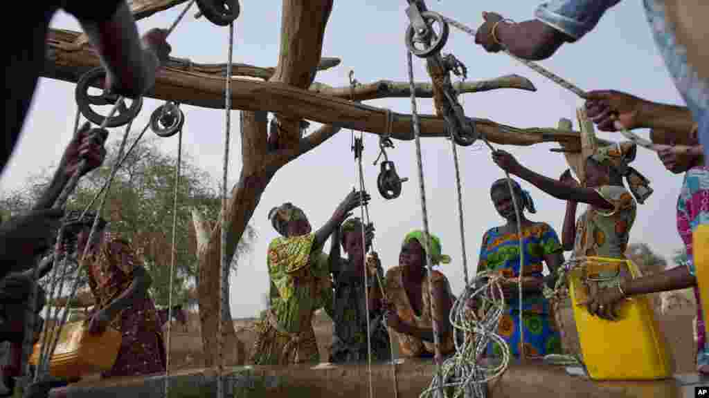 Des femmes tirent de l&#39;eau dans un puits dans le village de Kiral, au Sénégal, le 1 mai 2012.