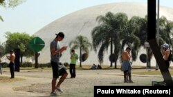 Para pemain "Pokemon Go" di taman Ibirapuera di Sao Paulo, Brazil. (Reuters/Paulo Whitaker)