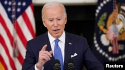 Presiden AS Joe Biden berbicara mengenai upaya yang akan dilakukan oleh pemerintahannya dalam menangani varian baru Omicron dalam konferensi pers di Gedung Putih, Washington, pada 21 Desember 2021. (Foto: Reuters/Kevin Lamarque)