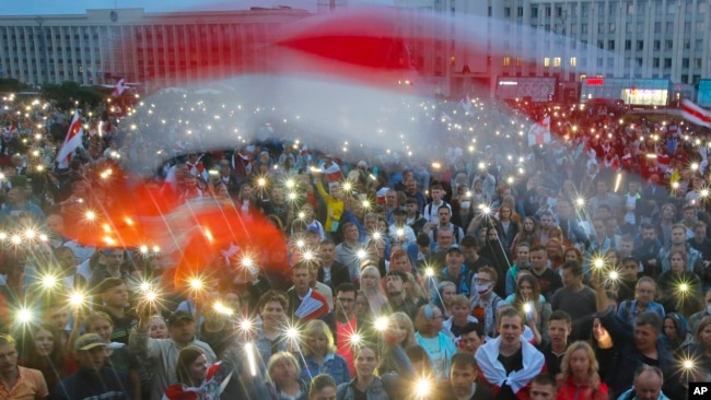 白俄罗斯抗议者在明斯克独立广场的政府办公楼前点亮手机灯，要求总统卢卡申科下台。（2020年8月19日）