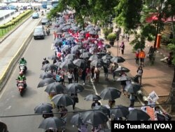 Ratusan orang, perempuan dan laki-laki dari berbagai kelompok, turun ke jalan-jalan protokol di Jakarta mendesak pengesahan RUU P-KS, 8 Desember 2018. (Foto: Rio Tuasikal/VOA)