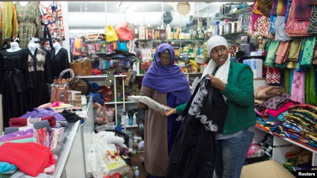 Warga Muslim pemilik toko di Minneapolis, Minnesota. Di Minnesota diperkirakan ada lebih dari 150 ribu warga Muslim, sebagian besar keturunan Somalia.