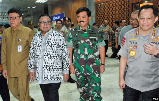 Dari kiri: Mendagri Thahjo Kumolo, Ketua DPD Oesman Sapta Odang, Panglima TNI Marsekal Hadi Tjahjanto, dan Kapolri Jendral Tito Karnavian saat hadir pada Rapat Kerja DPD di Jakarta, Selasa 7/5. (VOA/Fathiyah).