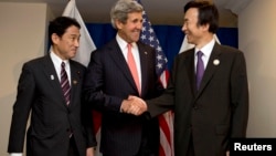 Từ trái: Ngoại trưởng Nhật Bản Fumio Kishida, Ngoại trưởng Hoa Kỳ John Kerry và Ngoại trưởng Nam Triều Tiên Yun Byung-se trước cuộc thảo luận nhóm tại hội nghị ASEAN ở Brunei, 1/7/13