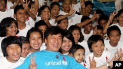 ကမ္ဘာကျော်ဟာသသိုင်းမင်းသား ဂျက်ကီချန်း UNICEF အစီအစဉ်နဲ့ ၂၀၁၂ ခုနှစ်၊ ဂျူလိုင်လကက မြန်မာပြည်အတွင်း ရောက်ရှိစဉ်။ 