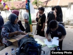 Perempuan yang selama ini terlibat aktif di Sekolah Perempuan memainkan peran kunci mendistribusikan dan menghitung kebutuhan para pengungsi dampak gempa Lombok, Kamis, 9 Agustus 2018.(Foto: KAPAL Perempuan)
