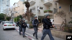 이스라엘 경찰이 텔아비브 총기난사 현장 인근에서 용의자 수색작업을 벌이고 있다.