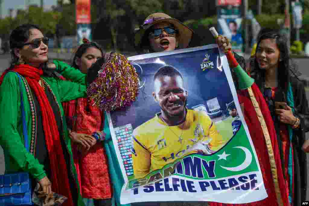 کرکٹ کے ساتھ ساتھ جس غیر ملکی کھلاڑی نے پاکستانی عوام کے دل جیتے ہوئے ہیں وہ پشاور زلمی کے کپتان ڈیرن سیمی ہیں۔ تماشائیوں نے ان کی بڑی بڑی تصاویر کے ساتھ اسٹیڈیم میں بیٹھ کر میچز دیکھے۔ &nbsp; &nbsp; 
