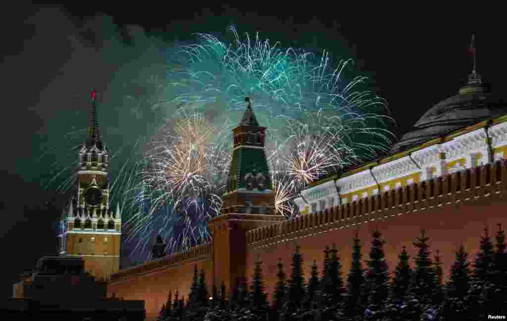 莫斯科克里姆林宫上空的焰火表演（2019年1月1日）。在幅员辽阔的俄罗斯，从远东地区的堪察加开始，不同时区的人们在不同时刻欢庆新年的到来。