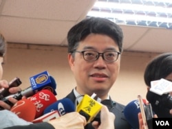 台湾陆委会副主委邱垂正接受媒体采访（美国之音张永泰拍摄）