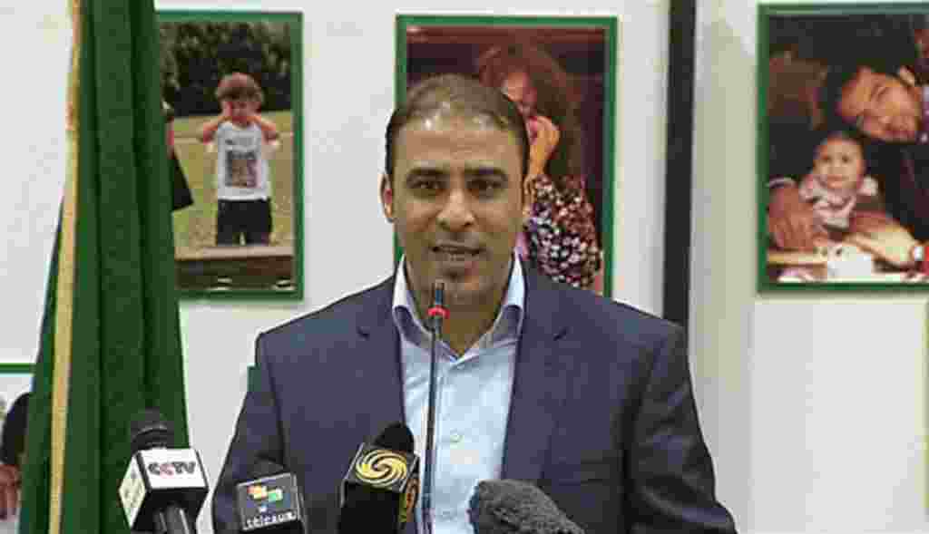 El portavoz del gobierno libio Moussa Ibrahim aparece en televisión durante una conferencia de prensa.