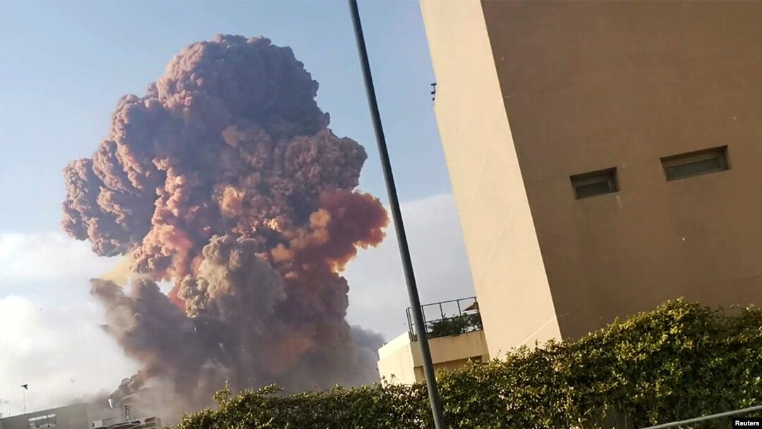 Umwotsi ucumba aho ikintu cyaturikiye mu murwa mukuru wa Libani Beyrouth.