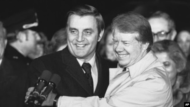 El presidente Jimmy Carter abraza al vicepresidente Walter Mondale en el jardín sur de la Casa Blanca en Washington el 7 de enero de 1978.