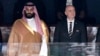 ARCHIVO - El príncipe heredero de Arabia Saudita, Mohammed bin Salman, izquierda, y el presidente de la FIFA, Gianni Infantino, posan para el himno antes del partido inaugural de fútbol de la Copa Mundial 2018 entre Rusia y Arabia Saudita en Moscú, Rusia, el 14 de junio. 2018. AP