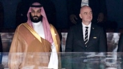 Putra Mahkota Arab Saudi Pangeran Muhammad Bin Salman bersama Presiden FIFA Gianni Infantino (foto: dok). 