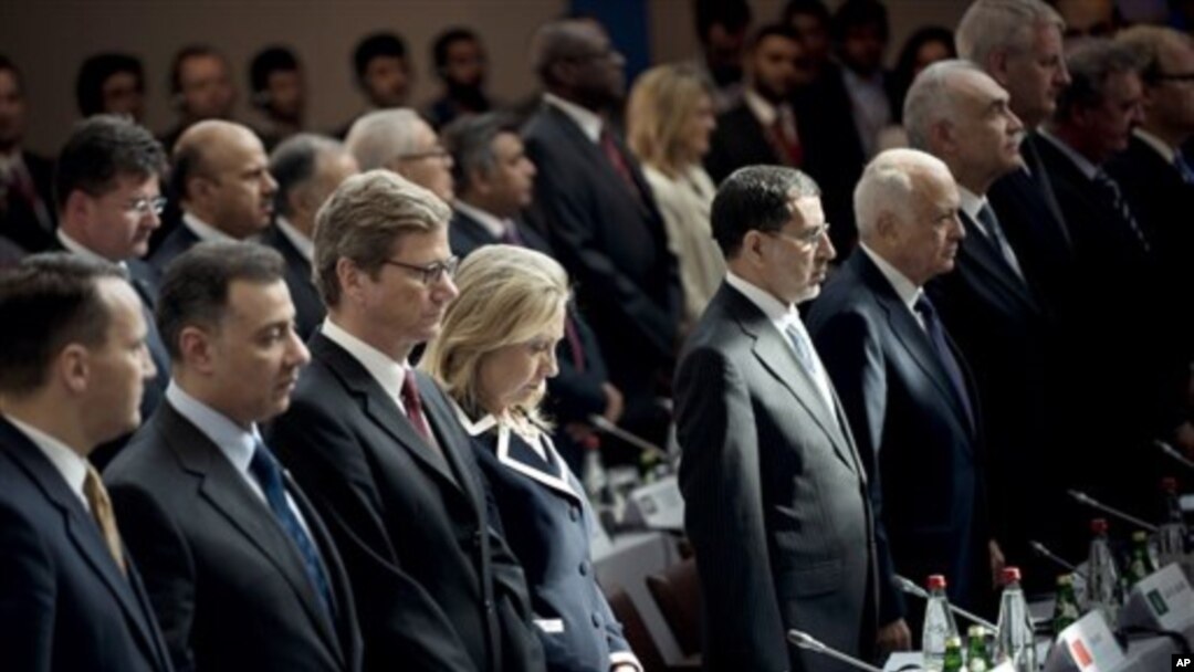 Mentri Luar Negeri AS, Hillary Clinton (empat dari kiri) berdiri di antara para anggota delegasi yang hadir dalam pertemuan "Sahabat Suriah" di Paris (6/7).