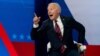 El presidente Joe Biden interactúa con miembros de la audiencia durante una pausa comercial para un ayuntamiento de CNN en la Universidad Mount St. Joseph en Cincinnati, el miércoles 21 de julio de 2021 (AP Photo / Andrew Harnik).