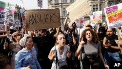Manifestantes demandan justicia para las víctimas del incendio en la Torre Grenfell de Londres donde murieron al menos 79 personas.
