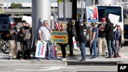 美国总统川普的支持者在洛杉矶汤姆·布拉德利国际航站楼外(资料照片)