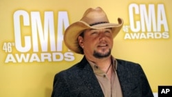 Jason Aldean arrives at the 46th Annual Country Music Awards at the Bridgestone Arena , in Nashville, Tennessee, Nov. 1, 2012.
